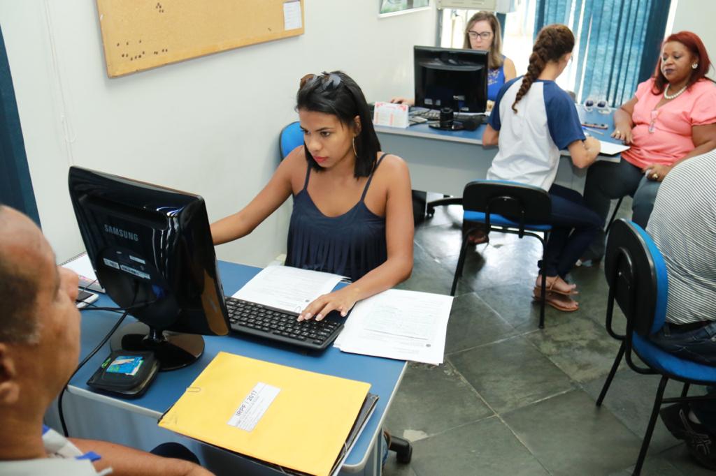 Estudantes realizam atendimento à população no Escritório da Cidadania 2 Divulgacao EC 2