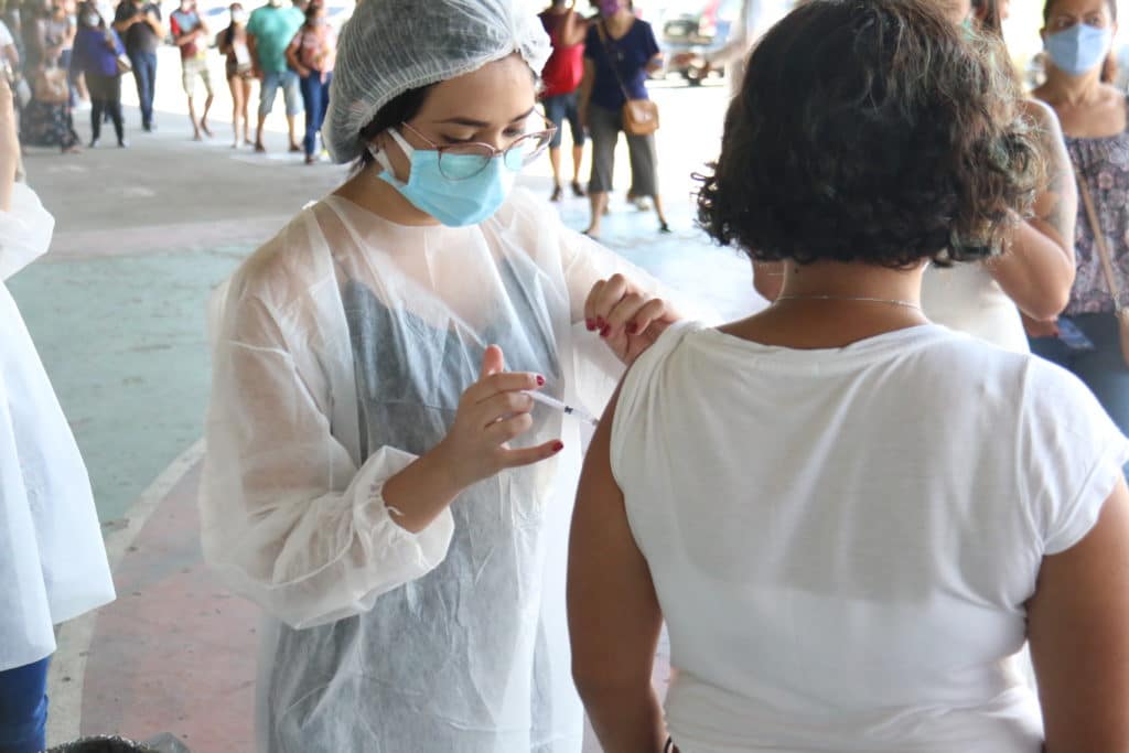 Estudantes do UniFOA vacinam comunidade e funcionários da FOA com segunda dose da vacina da Covid-19 4 IMG 2570