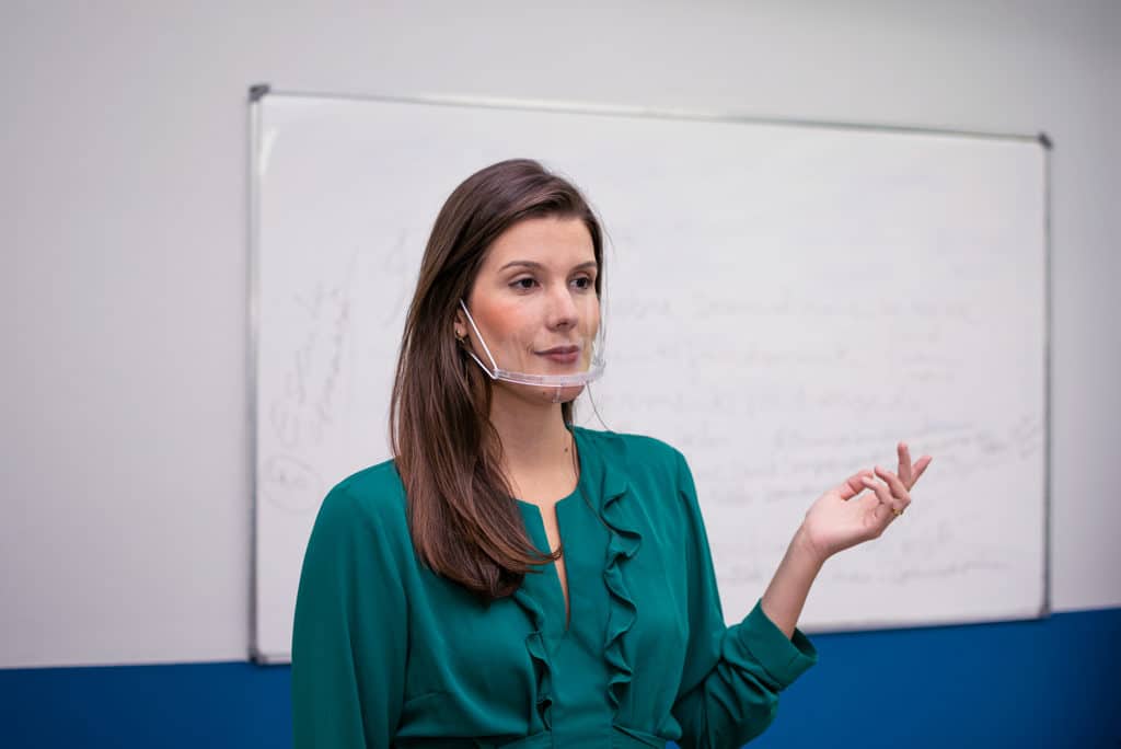 Máscaras transparentes são ofertadas a professores para leitura labial    2 Prática e lavável, á mascara é totalmente transparente