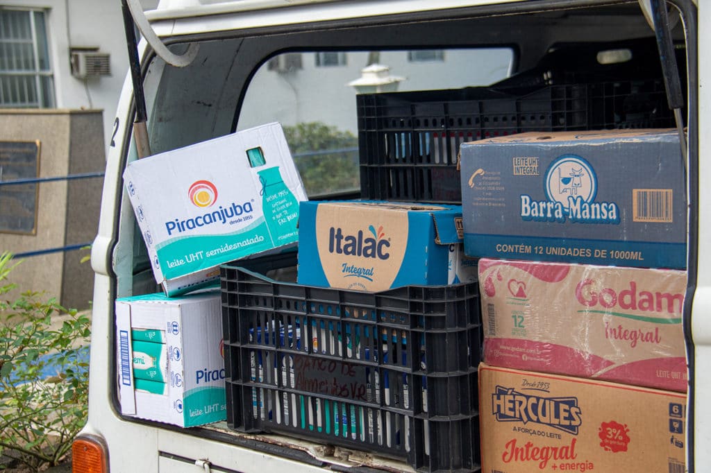 Em campanha solidária, UniFOA doa mais de 160 litros de leite para Banco de Alimentos de Volta Redonda 2 banco de alimentos