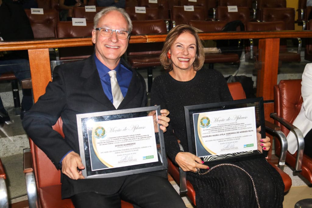 Professor do UniFOA, Otávio Mithidieri é homenageado por deputado pelos trabalhos desenvolvidos para idosos na Instituição 2 idosos