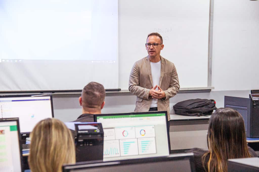 Cursos Livres de Excel e Power BI formam 30 alunos no UniFOA 3 IMG 6515 1@0.33x